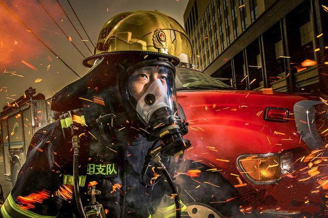 致敬那些平凡而又伟大的消防员,《烈火英雄》暑期燃爆泪点