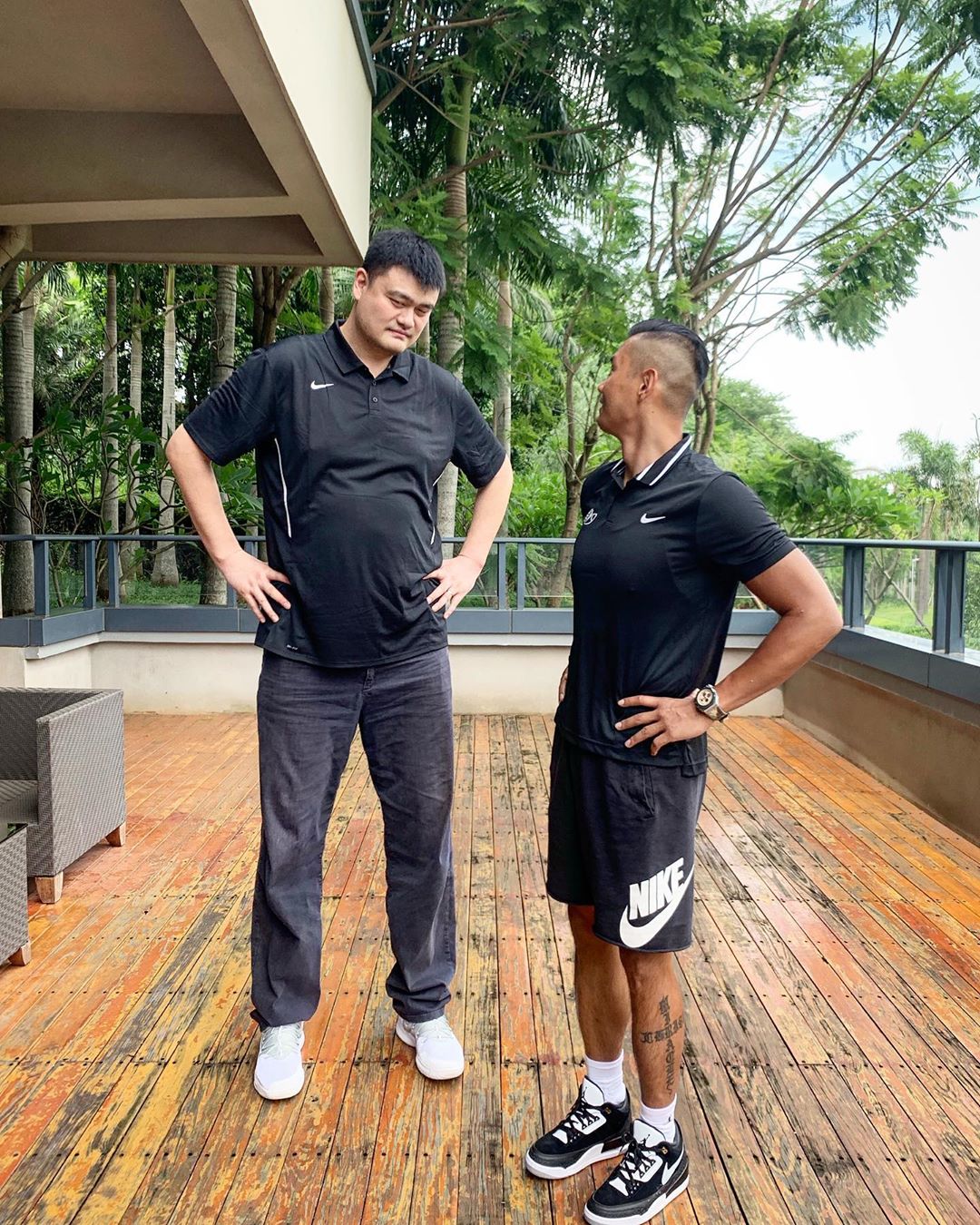 黑人陈建州与姚明同框合照,身高190却变小矮子,网友:小鸟依人