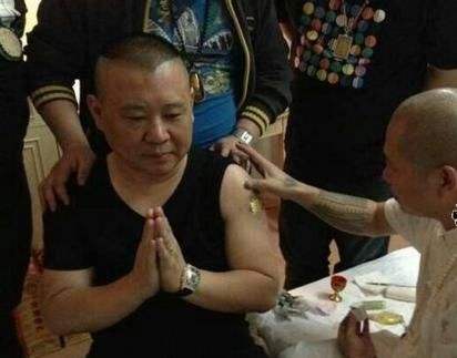 每当孙越亮出纹身三眼怪,总被郭德纲的泰国刺符打败,渐渐的,加入