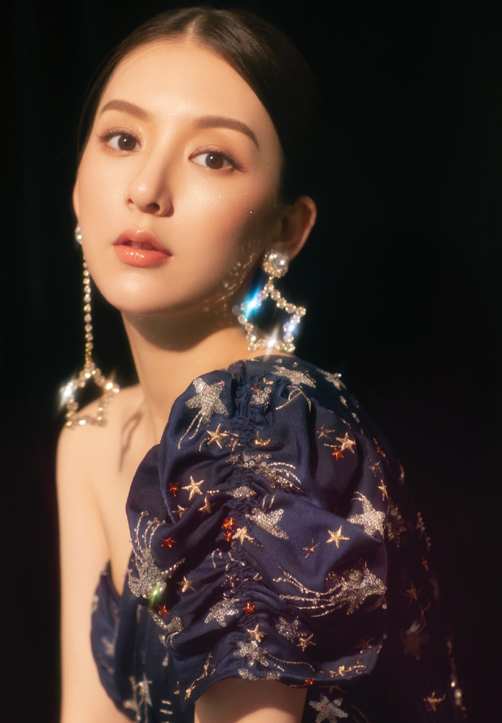 方媛生日郭富城送花夸张不对称耳环超吸睛看不出来是孩子妈
