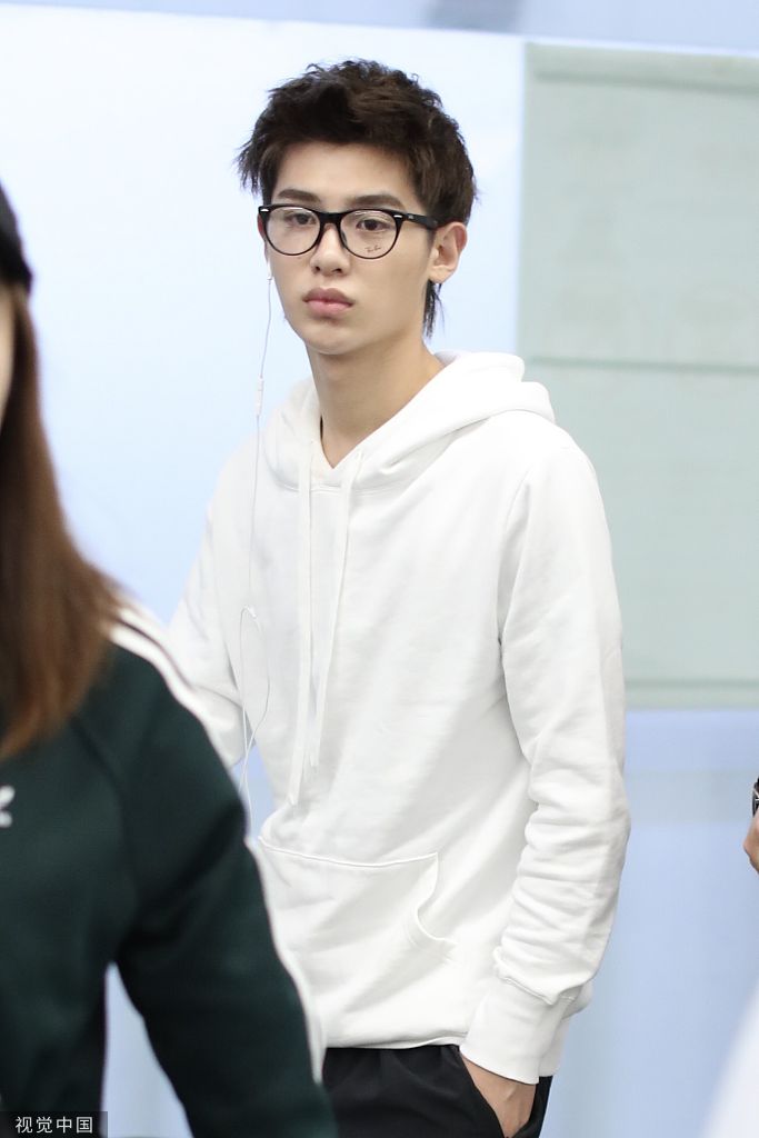 黄明昊短发造型清爽亮相 黑白运动装清新帅气似邻家少年