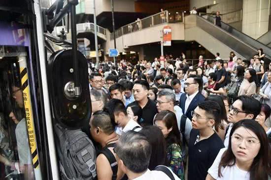 香港公交车站人满为患 来源：海外网