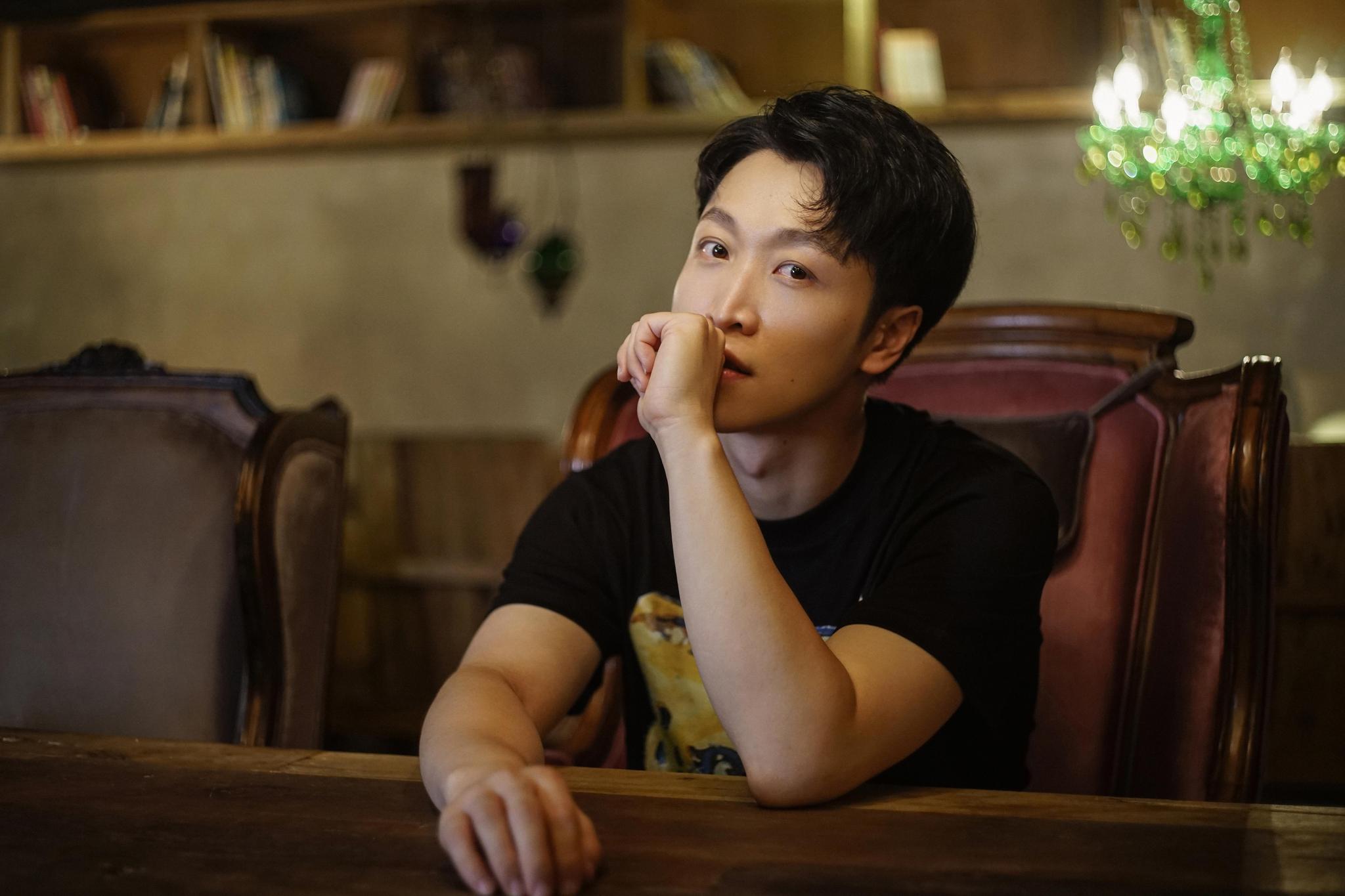 张海宇咖啡店大片曝光帅气绽笑颜阳光有型