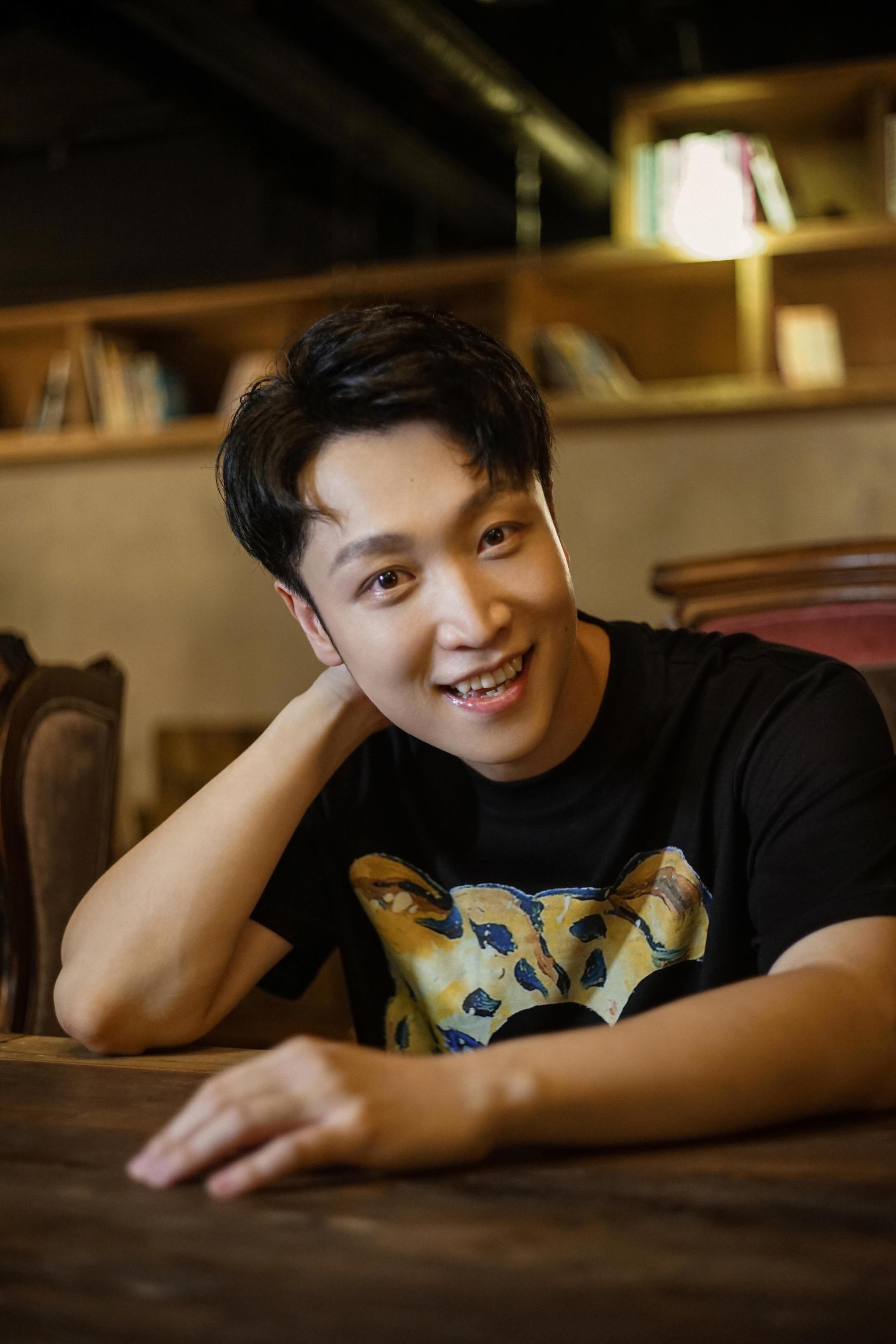 张海宇咖啡店大片曝光帅气绽笑颜阳光有型