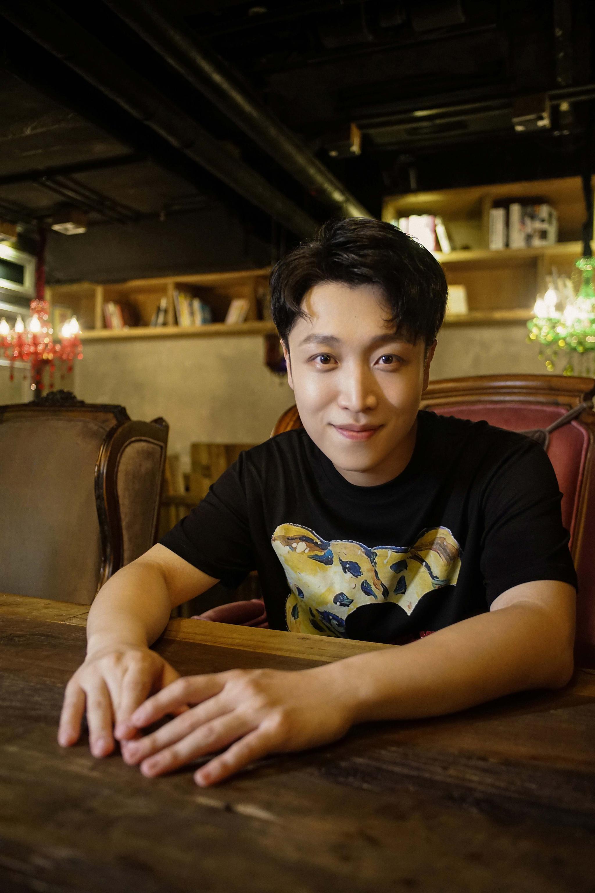 张海宇咖啡店大片曝光帅气绽笑颜阳光有型