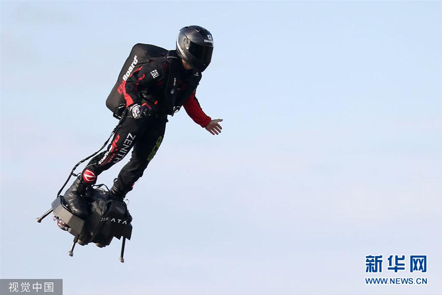 二次尝试法国飞人成功飞越英吉利海峡