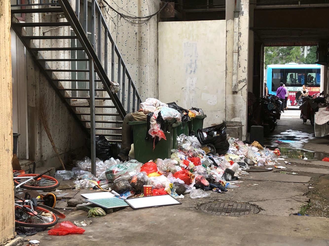 探针|岱庙街道升平小区8号楼楼前,垃圾数天无人清理