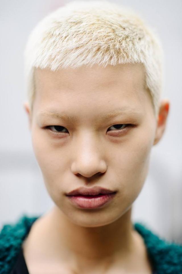 中国"高级脸"模特国外走红,宽眼距香肠嘴,与刘雯何穗差距大