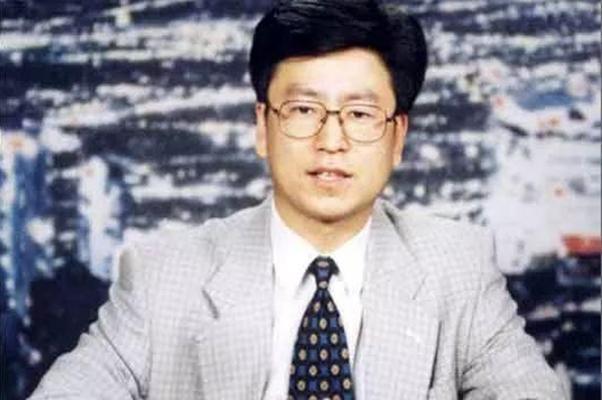 风格一直是很严肃的感觉,不过可能大家不知道白岩松年轻时十分的潮流