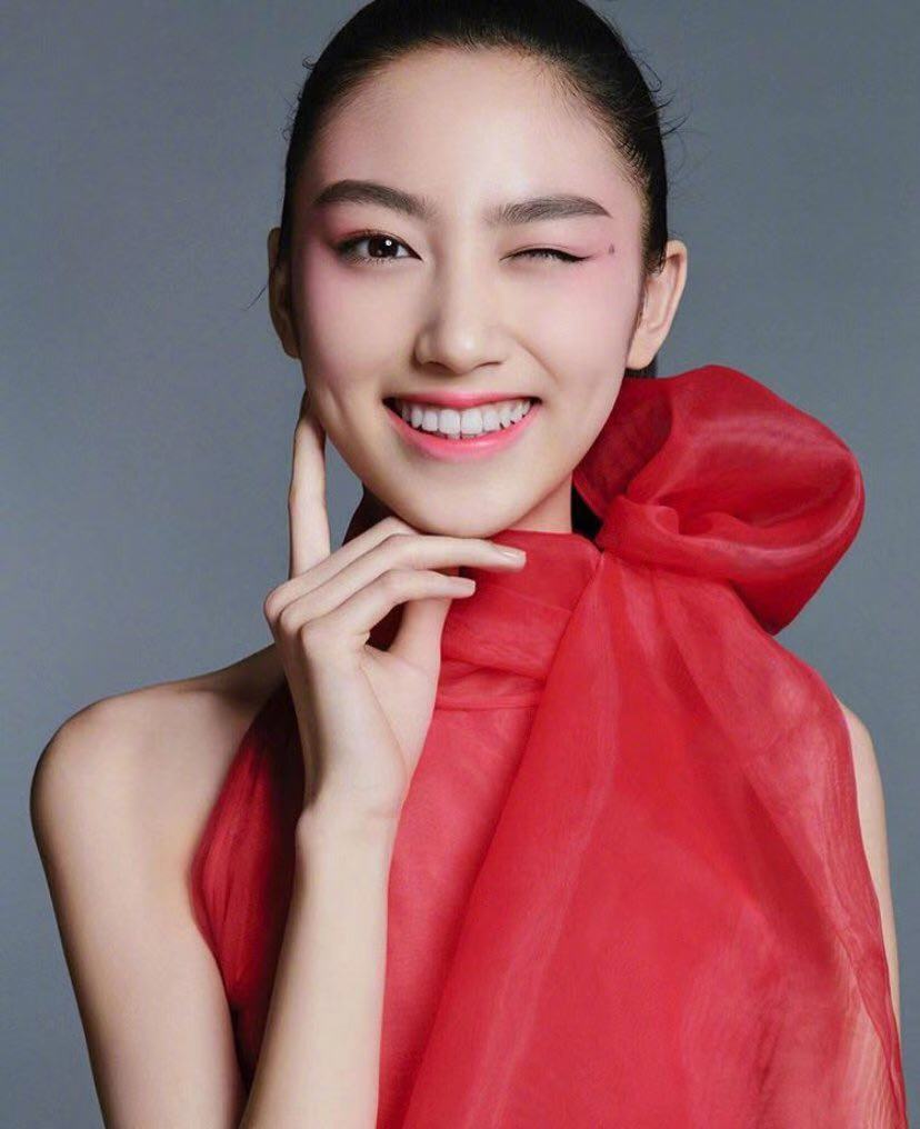 任达华女儿任晴佳,才14岁身高就有180,演绎美妆大片气质真优越