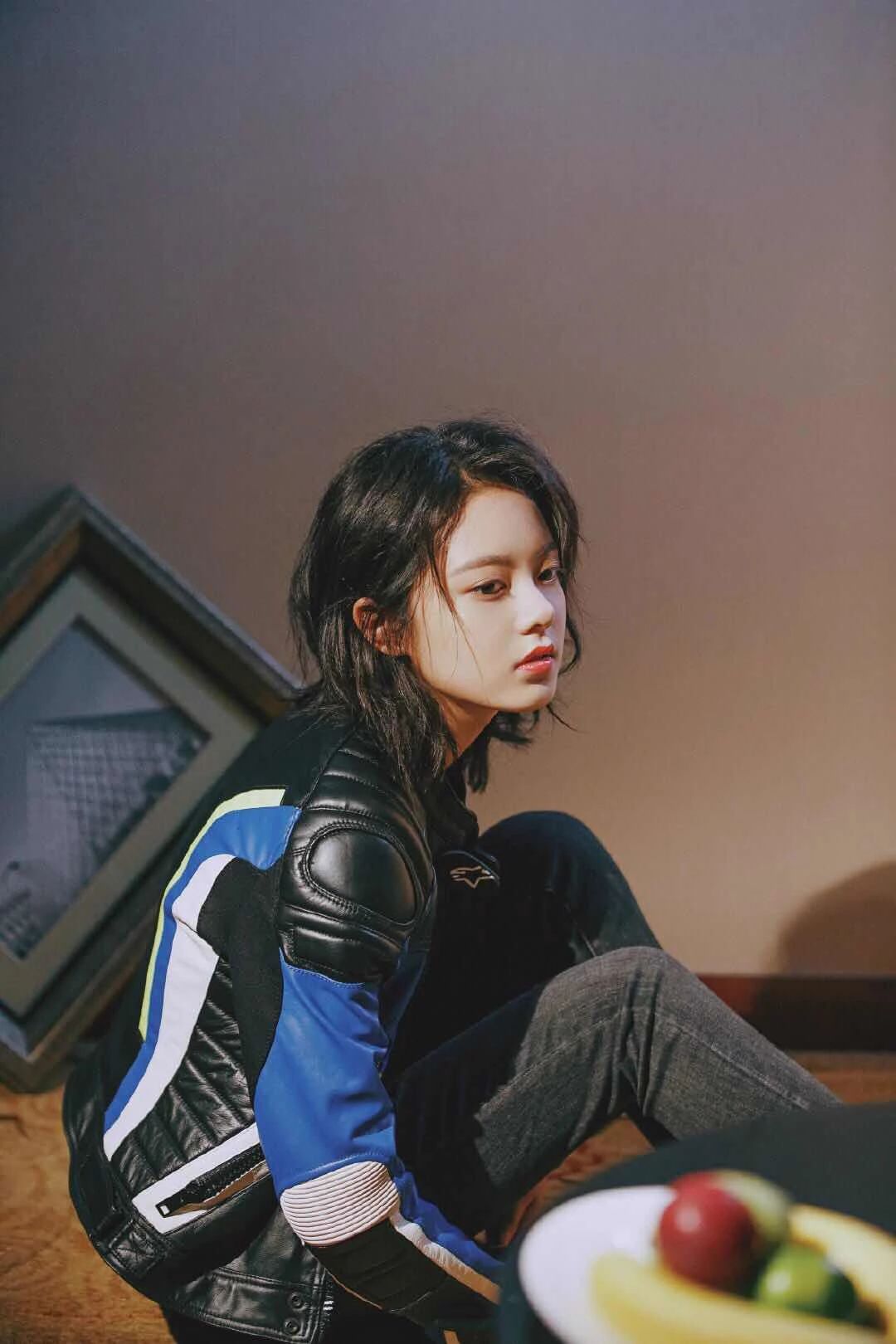 16岁赵今麦人小鬼大,反季节穿皮衣变身机车少女,居然还挺酷!