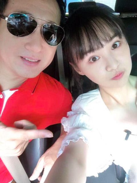 郑爽与老爸逛街引围观素颜齐刘海少女感十足双腿瘦如竹竿