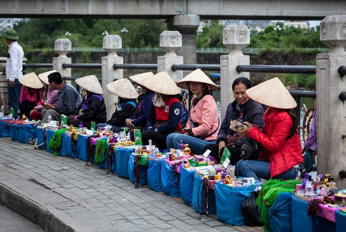 云南河口口岸,对面就是越南老街,每天很多越南女人来中国做买卖