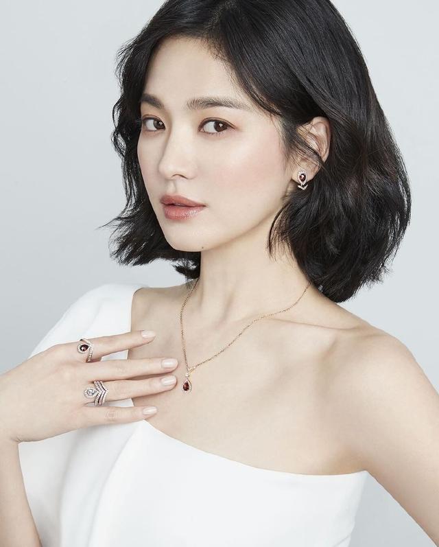 宋慧乔长发风情短发优雅,忽长忽短发型是这样切换的,难怪这么美