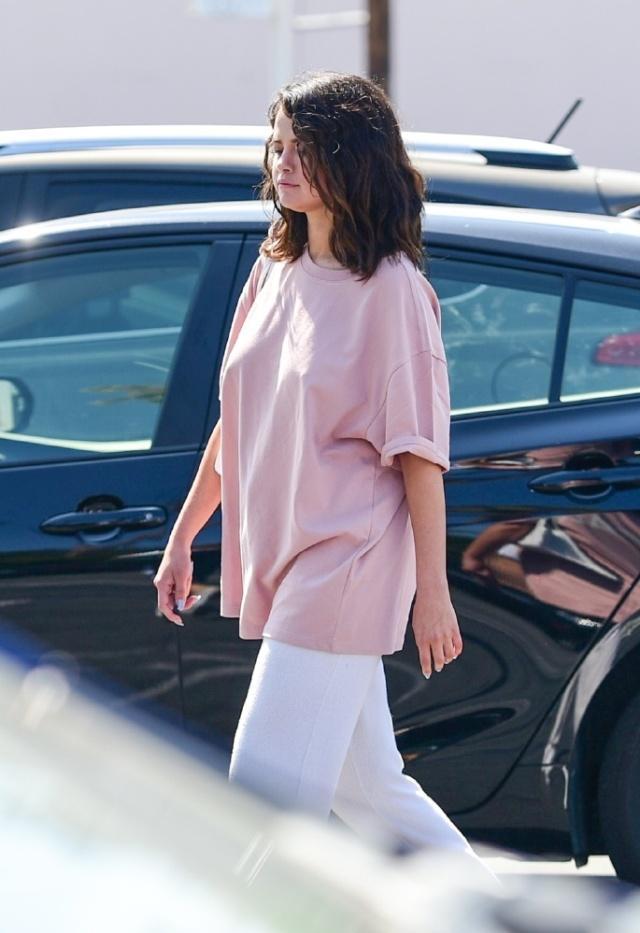 赛琳娜现在太自信!白衣白裤好活力,圆鼓鼓小肚腩松弛肚皮抢镜啦|赛琳