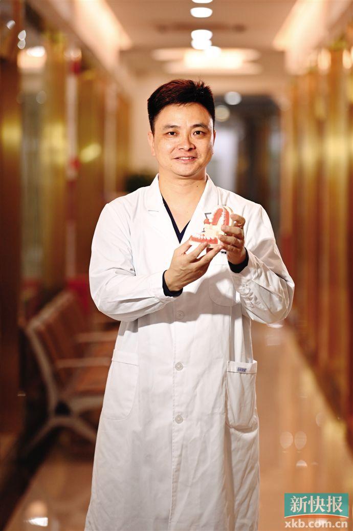 郑斌医生在给患者耐心讲解.