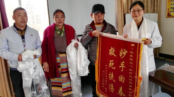 37岁原西藏人民医院医生周南车祸去世 10年前自愿进藏 周南(右一) 图片来源:央视新闻移动网