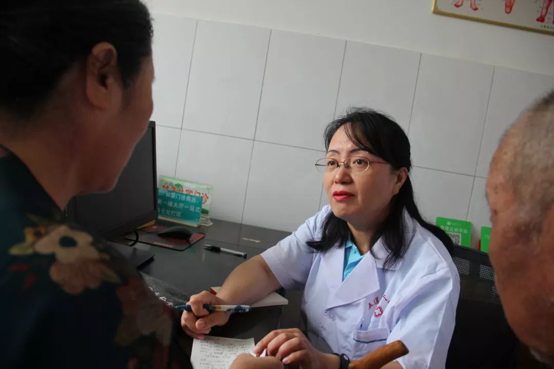 北京中医药大学第三附属医院跑腿代挂联系电话；现场服务的简单介绍