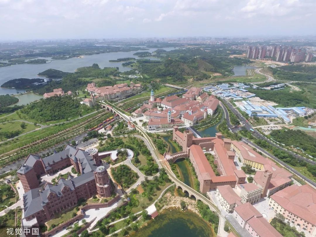 通信行业巨头华为公司兴建了一个新的研发园区,它距深圳总部约一个