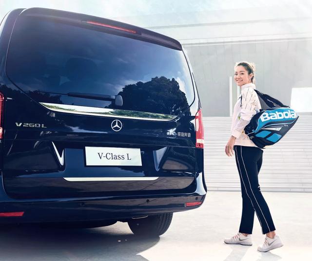 说到奔驰v260l这款车型,给人的第一感觉便是"空间大".