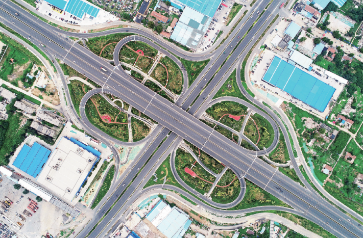 每天清晨,许多市民走出家门,来到海岱大道立交桥游园锻炼消暑.