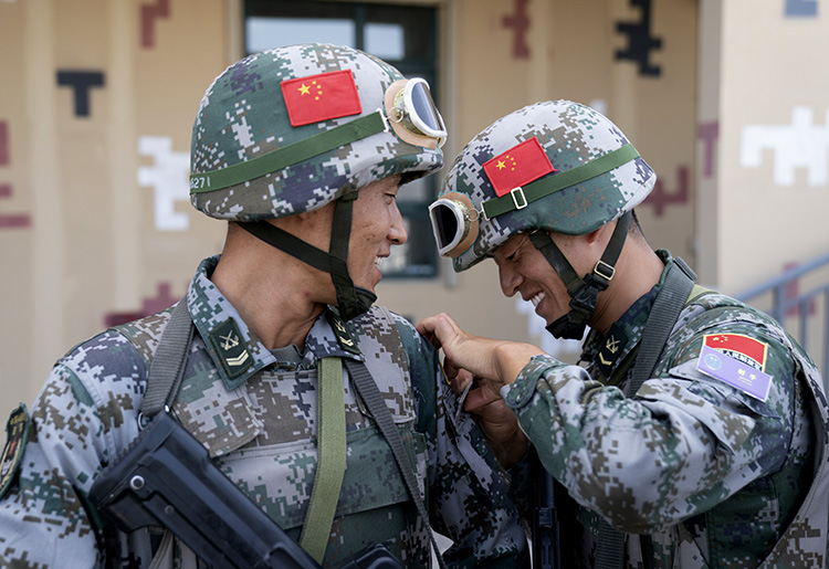 组图库尔勒激战晴空7国防空兵打响技能赛