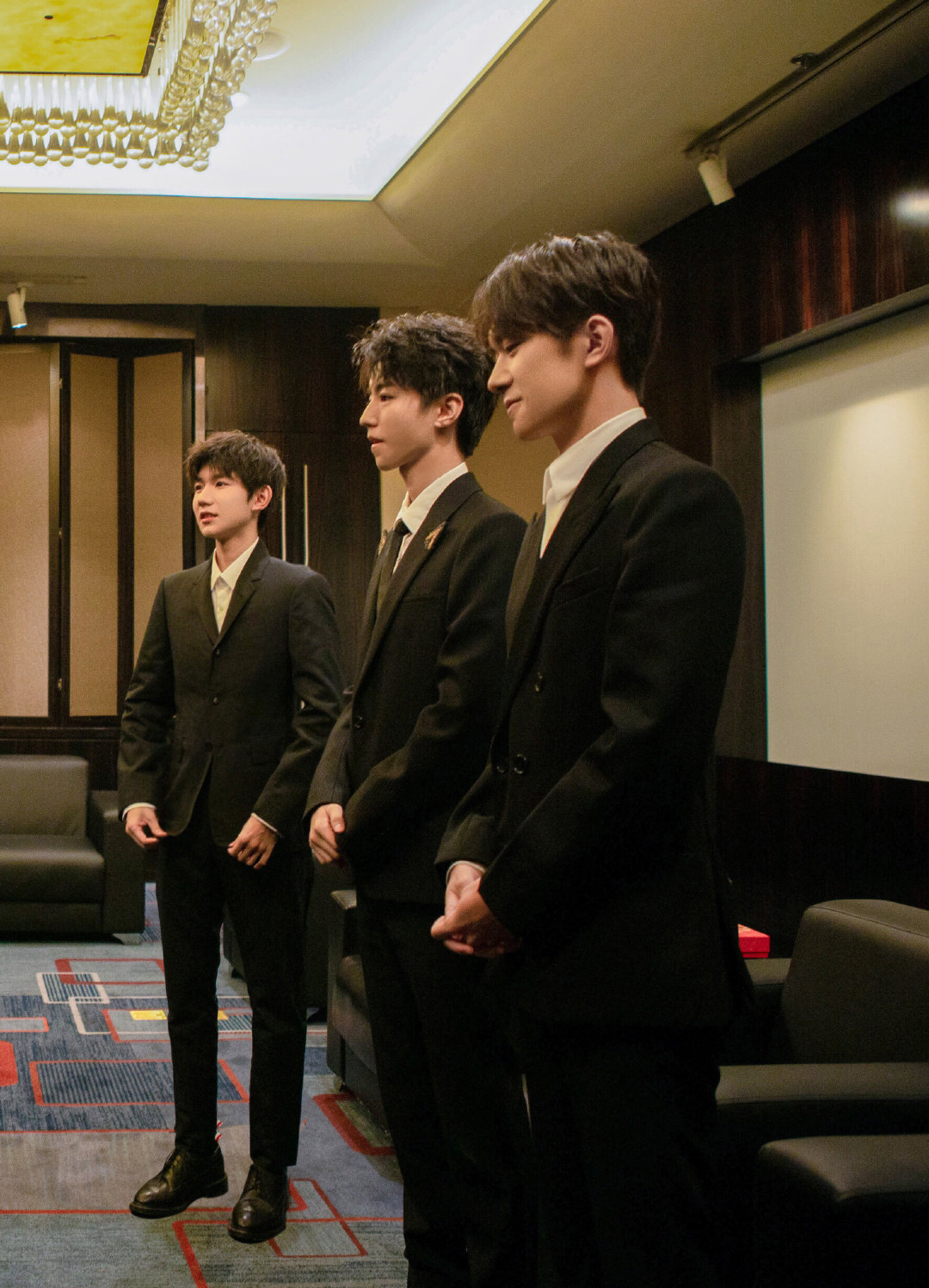 tfboys和小师弟的新合影来了尴尬的是千玺憋笑王源像p的