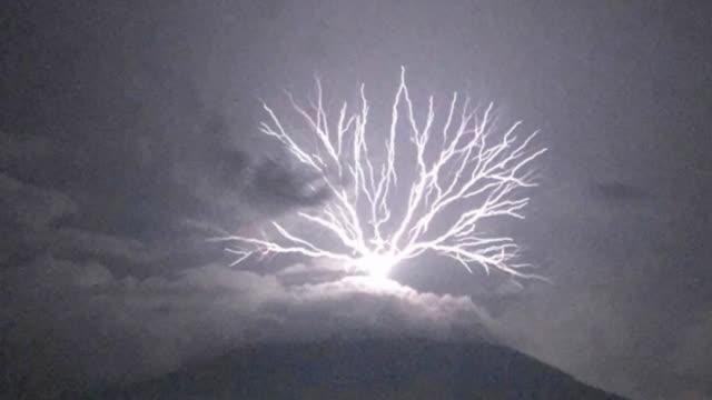 火山上行闪电发生瞬间形如树枝绽放火树银花