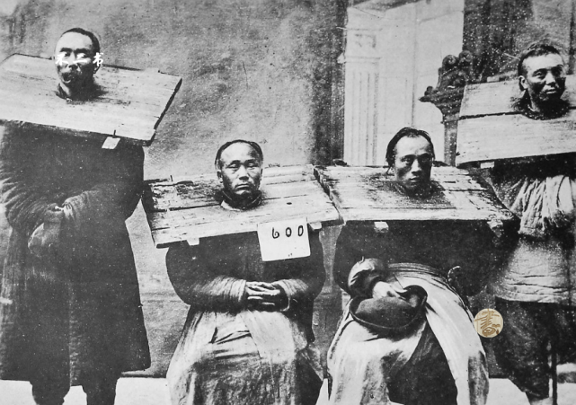 清末老照片:镜头下真实的斩首现场,头戴刑枷的罪犯一脸绝望