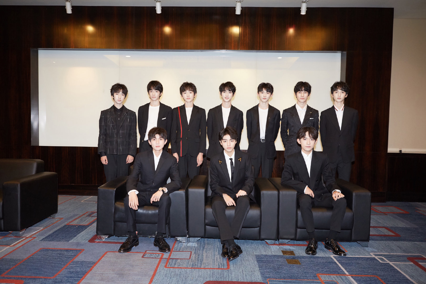 tfboys和小师弟的新合影来了尴尬的是千玺憋笑王源像p的