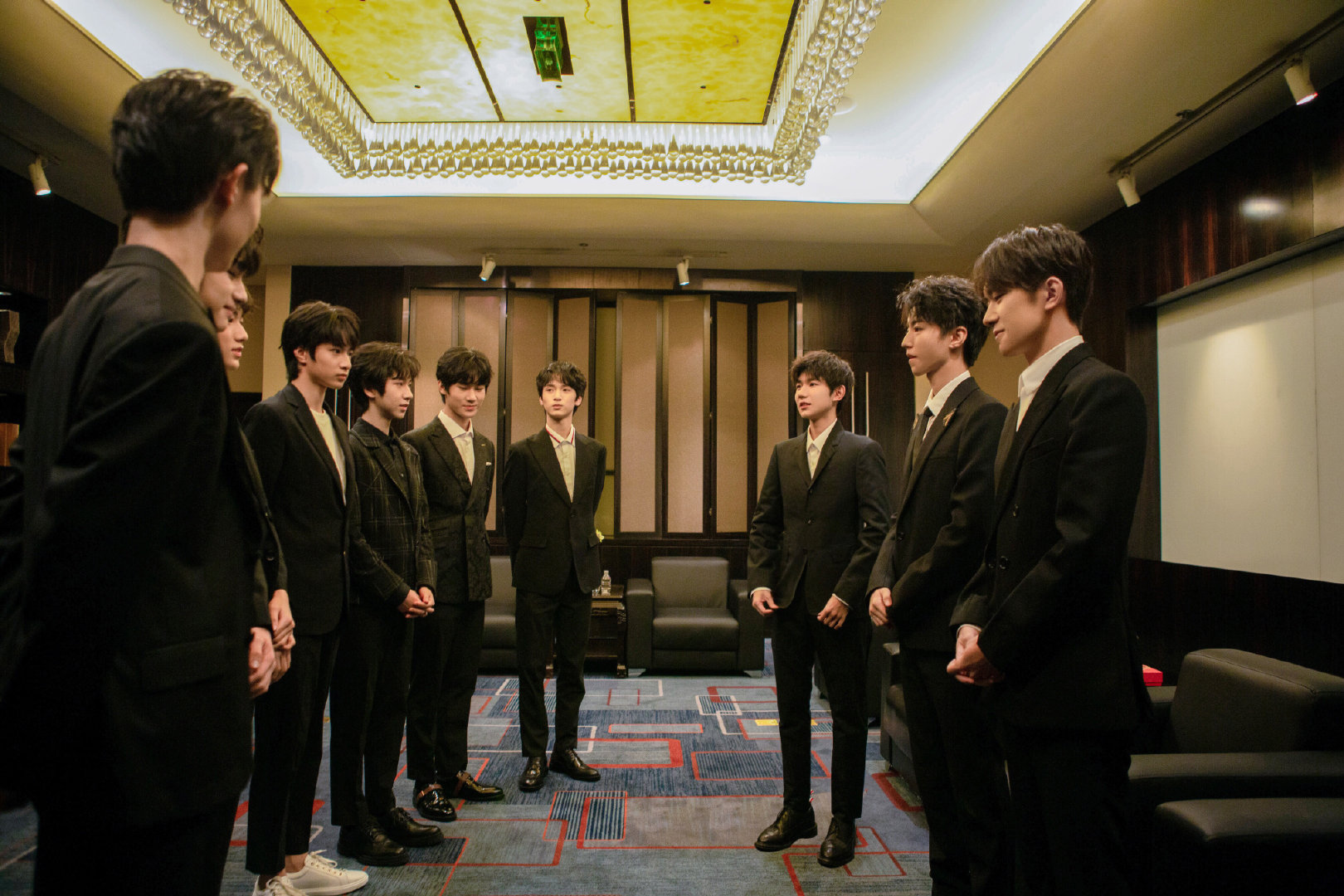 tfboys和小师弟的新合影来了尴尬的是千玺憋笑王源像p的