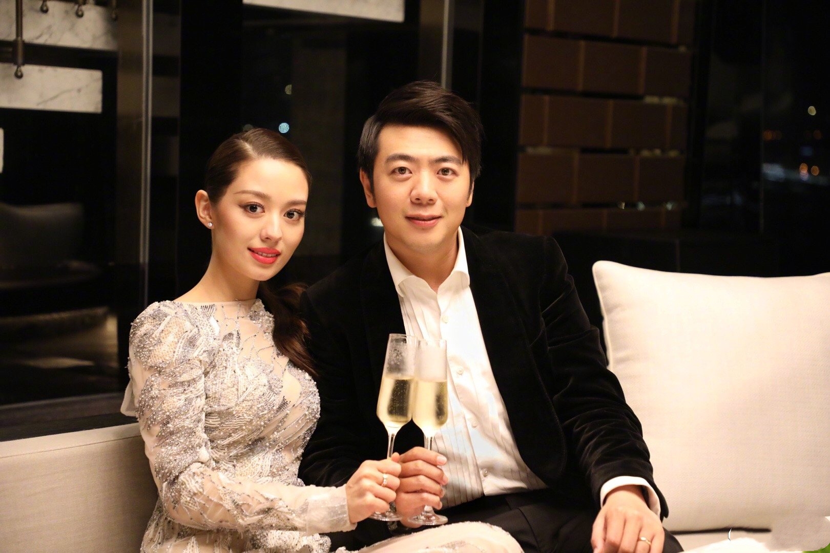 郎朗携妻七夕撒糖吉娜穿紧身裙身材惊艳却被4克拉钻戒抢镜