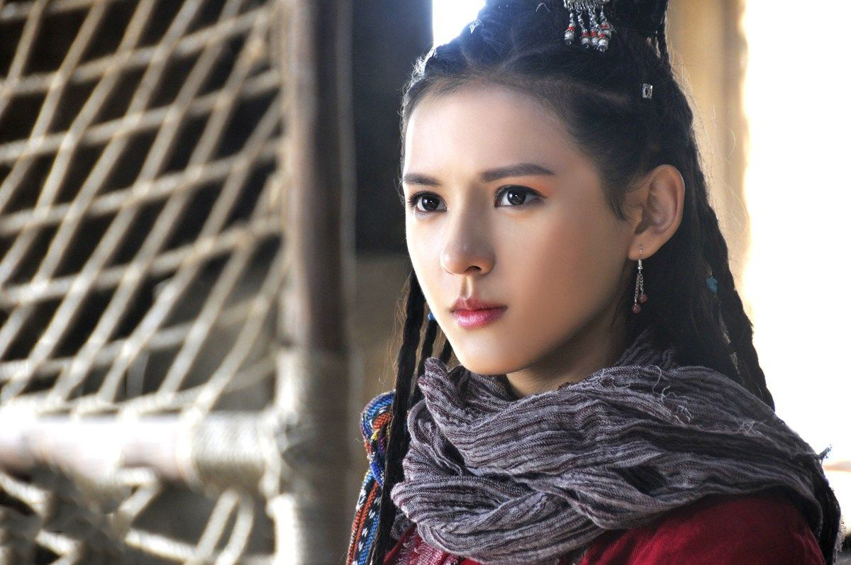 张予曦晒新电影《白鱼女》剧照,腰如细柳,演绎绝美白秋练