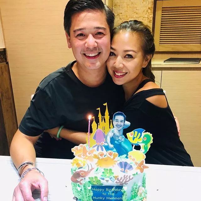 钟丽淇一家苦尽甘来,老公过生日两女儿献吻,8岁大女康复了很多