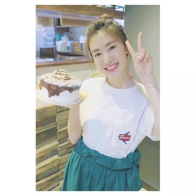 她曾在2012年演出处境剧《爱·回家》,在剧中扮演乖乖女马子妮成为新