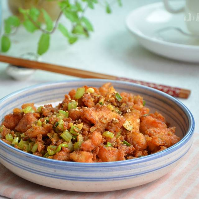 香酥鸡丁咸鲜味美外脆里嫩做小零食下酒菜都是不错的