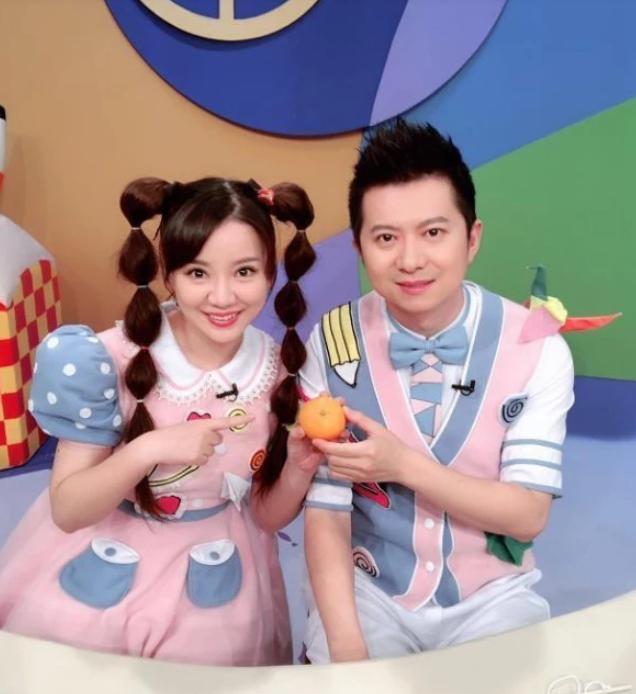 红果果一家三口过七夕,夫妻俩抱着女儿画面温馨,小橘子呆萌可爱