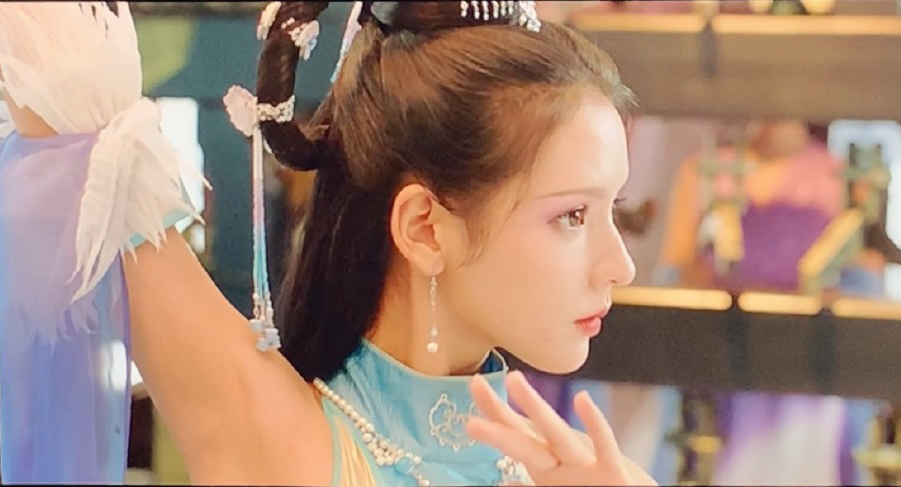 张予曦晒新电影《白鱼女》剧照,腰如细柳,演绎绝美白秋练