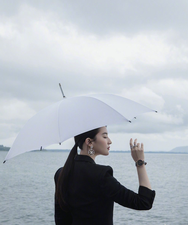 刘亦菲身穿黑色西装套海边撑雨伞,天青色等烟雨,颇为文艺!
