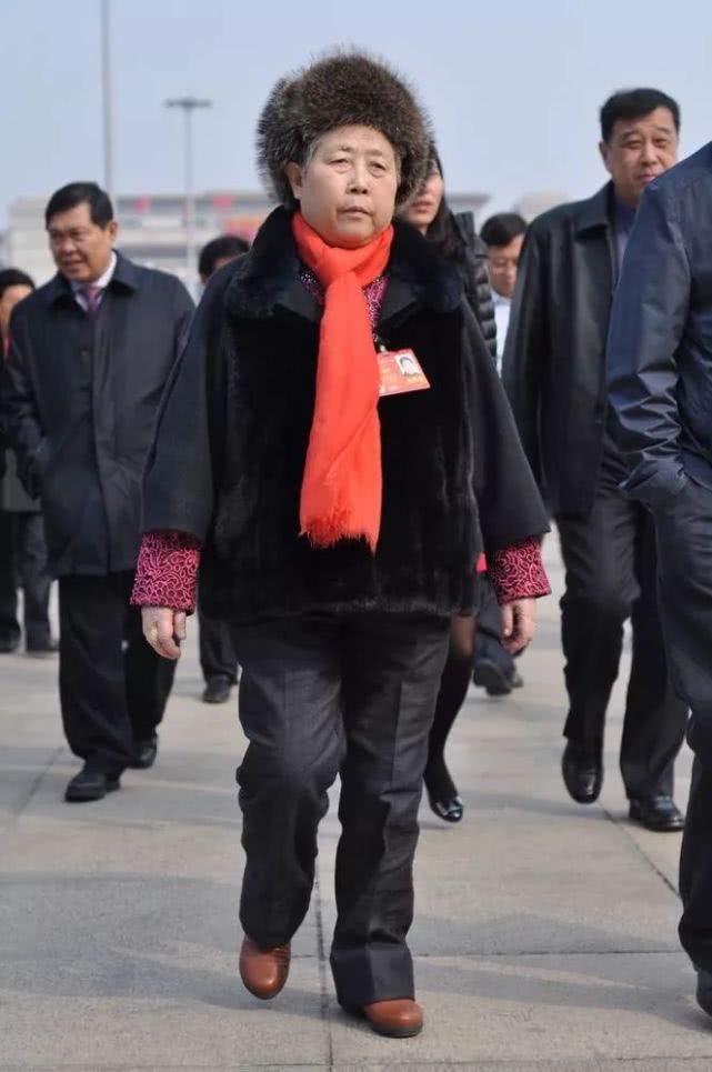 回首陶华碧的经历不能发现,从一罐小小的辣酱,到成为让全世界拜倒在
