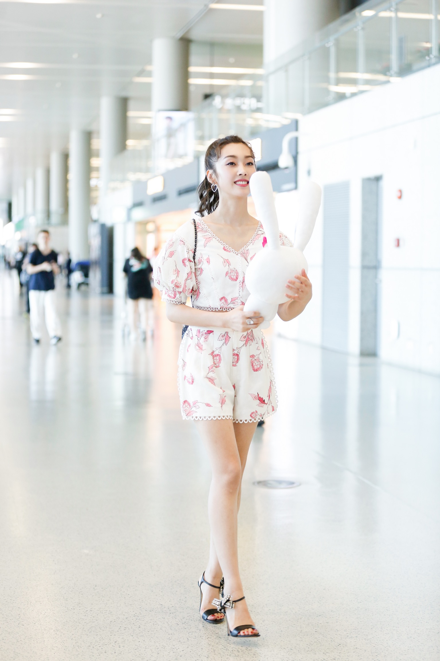 宣璐七夕约会装现身机场怀抱兔子玩偶俏皮灵动