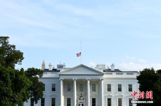 当地时间8月4日，美国白宫降半旗为24小时内接连发生的两起严重枪击案遇难者致哀。美国总统特朗普当天下令全美降半旗致哀5天。中新社记者 陈孟统 摄