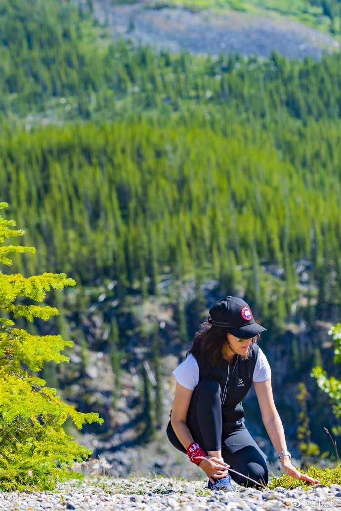 旅游博主刘嘉玲登山赏美景 全黑运动穿搭干练又帅气