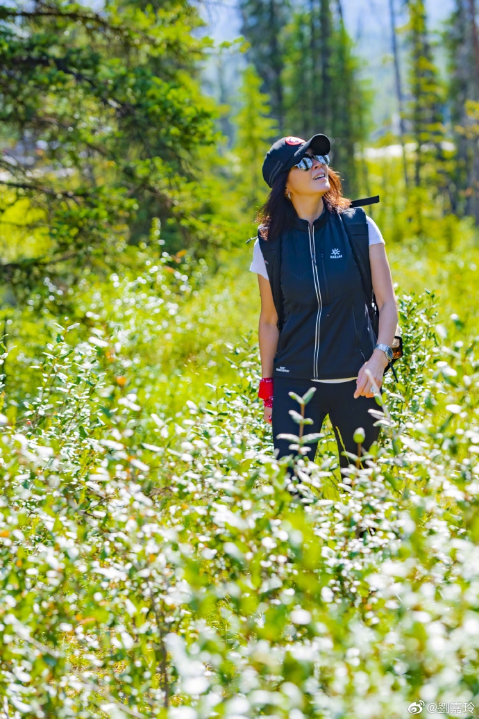 旅游博主刘嘉玲登山赏美景 全黑运动穿搭干练又帅气