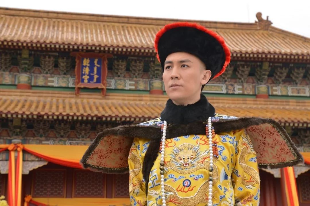 后,观众褒贬不一,饰演"嘉庆帝"的他在获得不少观众大赞演技不俗的同时