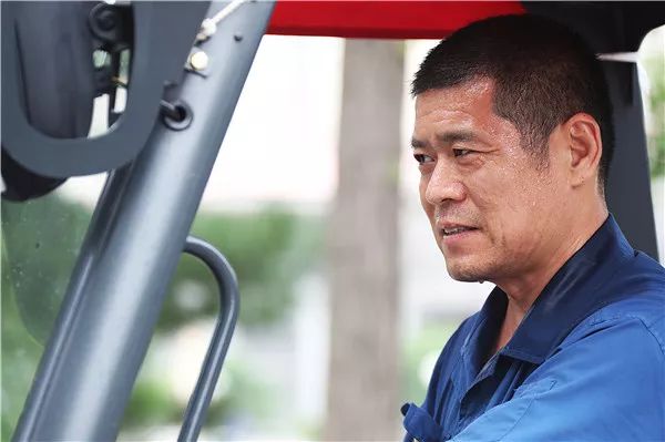 今年52岁的马宏斌在叉车运输干了五年,叉车,大货车开得都不错.