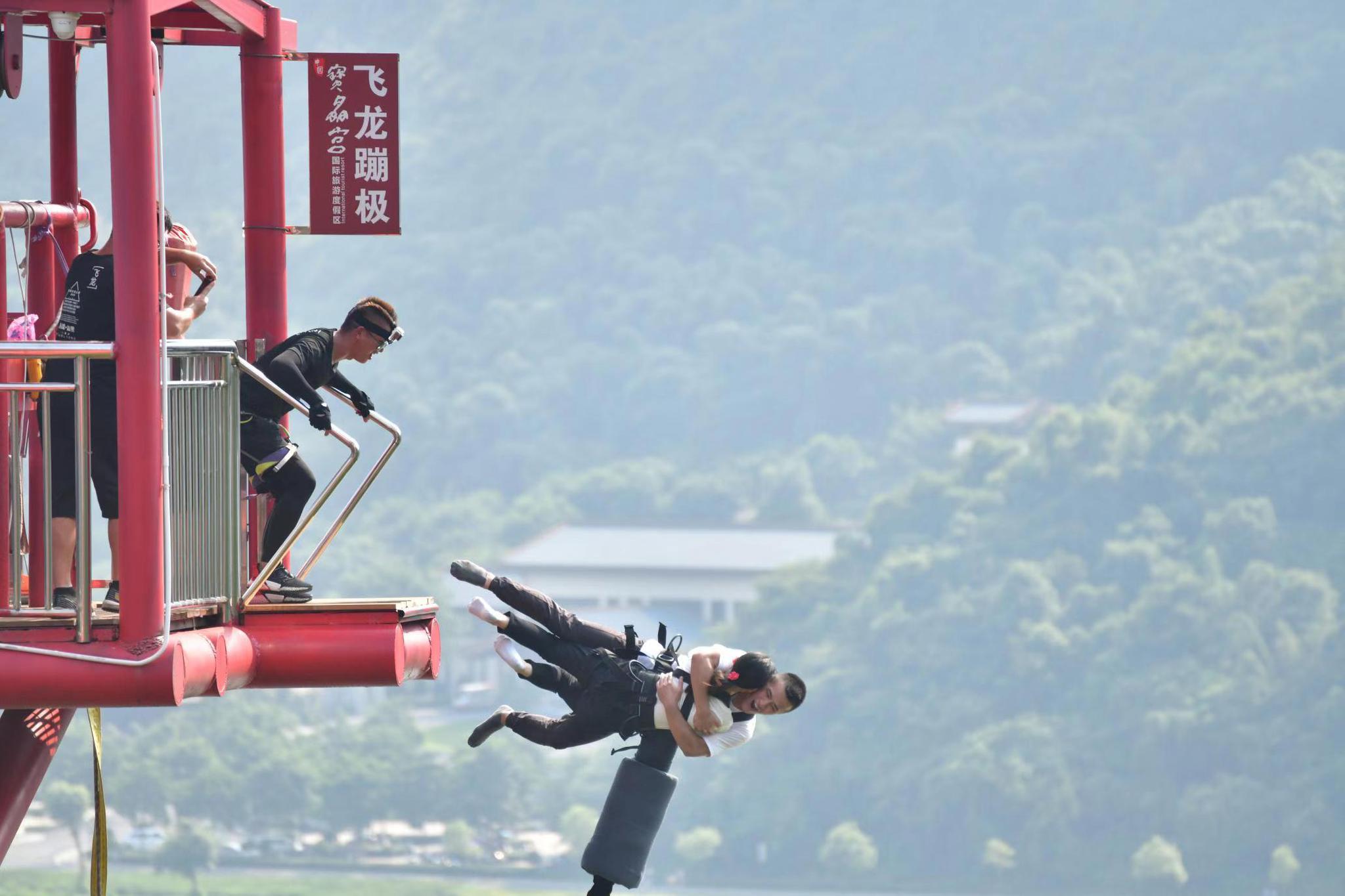 这个七夕,多对情侣在广东英德宝晶宫以蹦极示爱