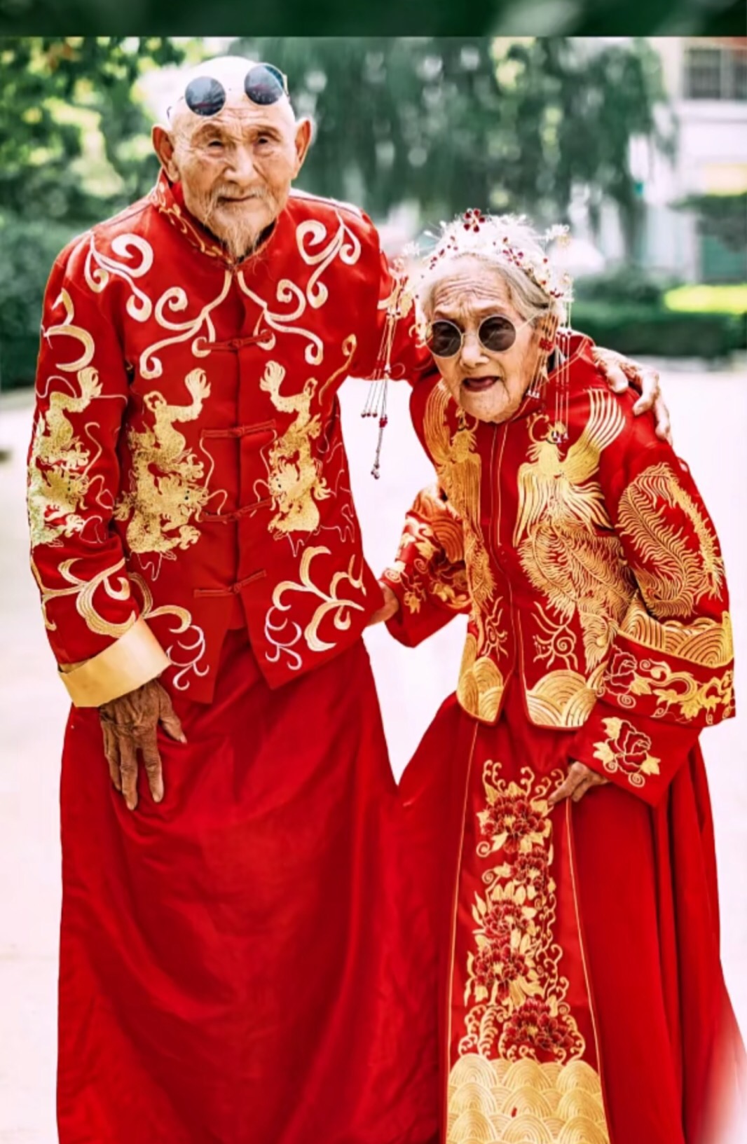 几个月前,两位老人补拍的婚纱照.