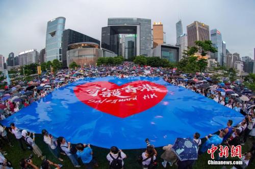 　资料图：7月20日下午，30余万香港市民在金钟添马公园参加“守护香港”集会，共同守护香港法治的核心价值，维护法治，反对暴力。中新社记者 张炜 摄