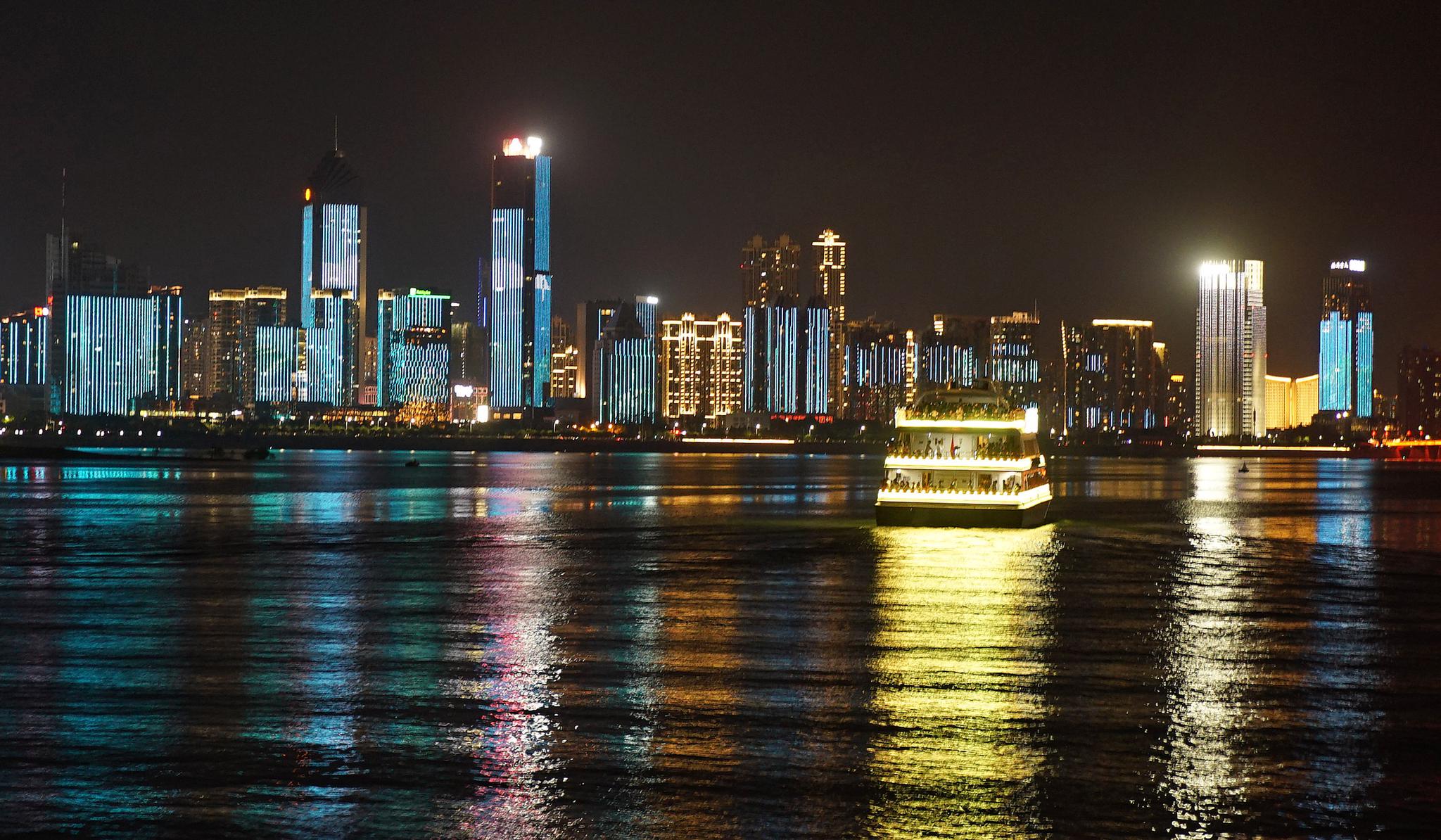 在江西南昌,游客在游轮上观赏夜景(8月6日摄).